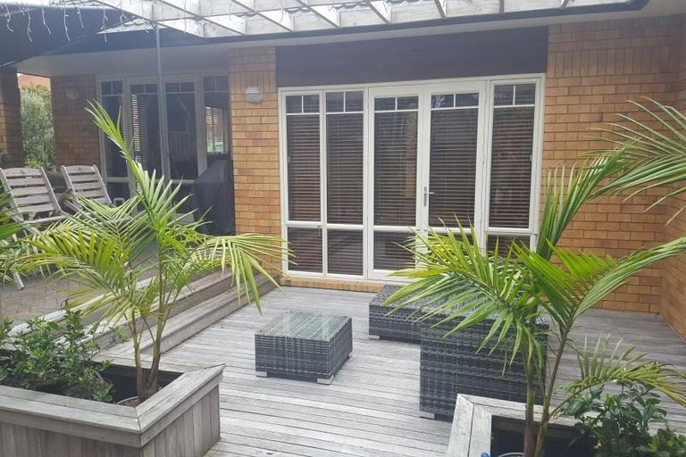 Photo of property in 10 Piper Place, Goodwood Heights, Auckland, 2105