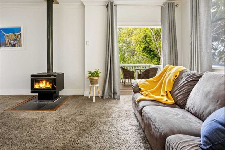 Photo of property in 12 Eastglen Road, Glen Eden, Auckland, 0602