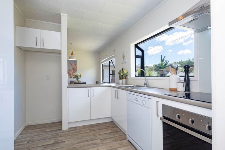 Photo of property in 55 Meadowvale Rise, Titirangi, Auckland, 0604