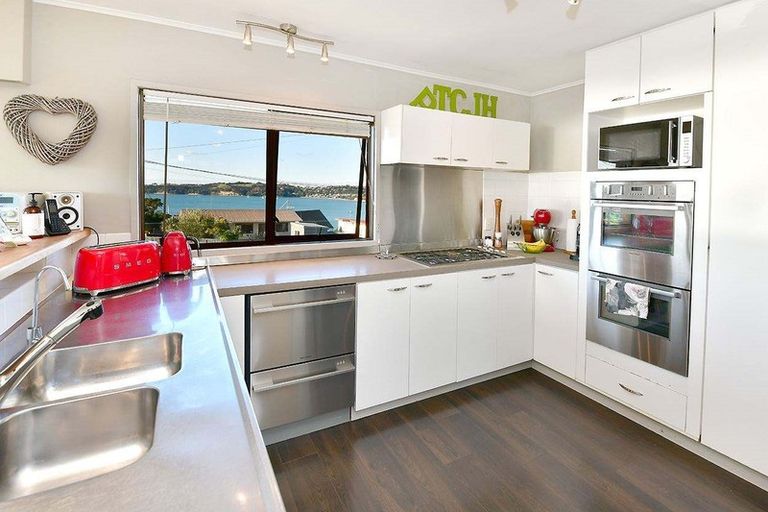 Photo of property in 18 Melandra Road, Stanmore Bay, Whangaparaoa, 0932