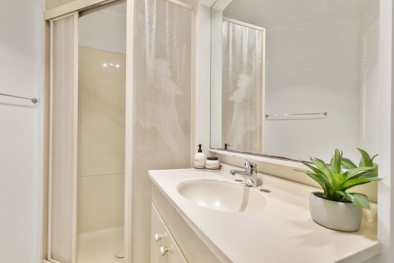 Photo of property in 9 Lomond Street, Newlands, Wellington, 6037