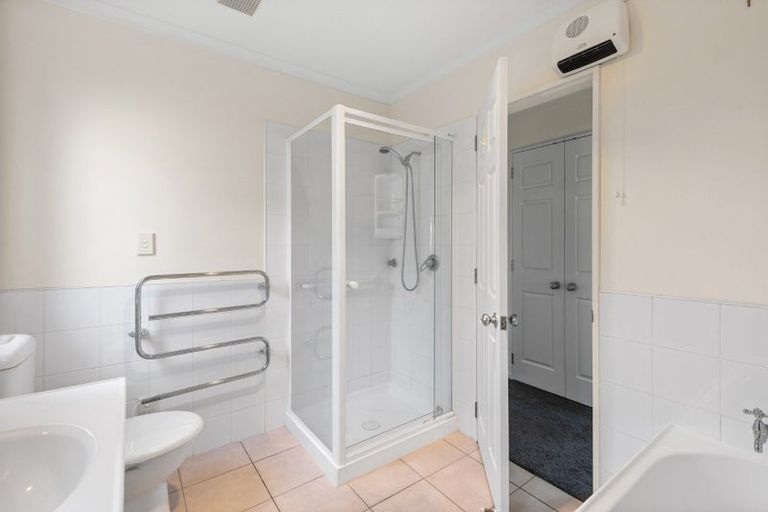 Photo of property in 2 Reid Road, New Lynn, Auckland, 0600