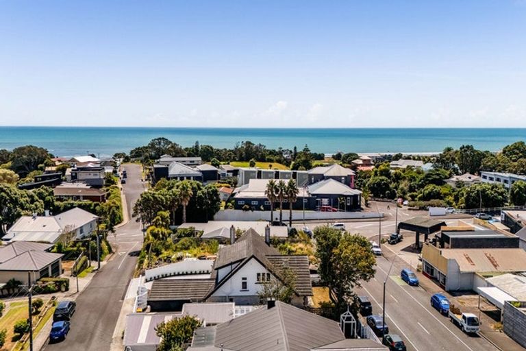 Photo of property in 10 Mangorei Road, Strandon, New Plymouth, 4312
