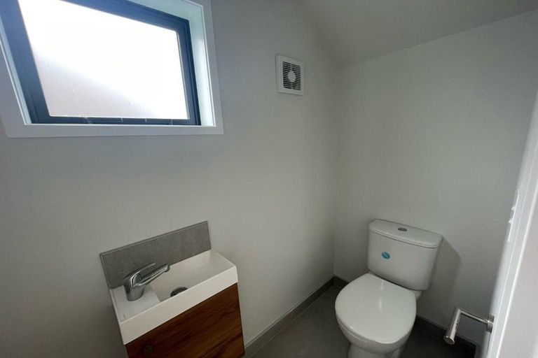 Photo of property in 2 Mikoikoi Crescent, Mangere Bridge, Auckland, 2022