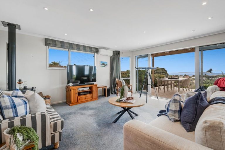 Photo of property in 43 Waiora Road, Stanmore Bay, Whangaparaoa, 0932