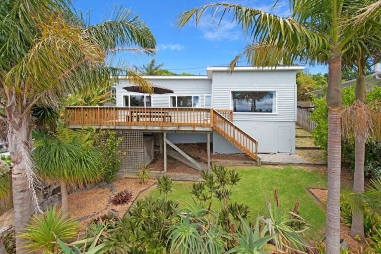 Photo of property in 5 Hiwi Crescent, Stanmore Bay, Whangaparaoa, 0932
