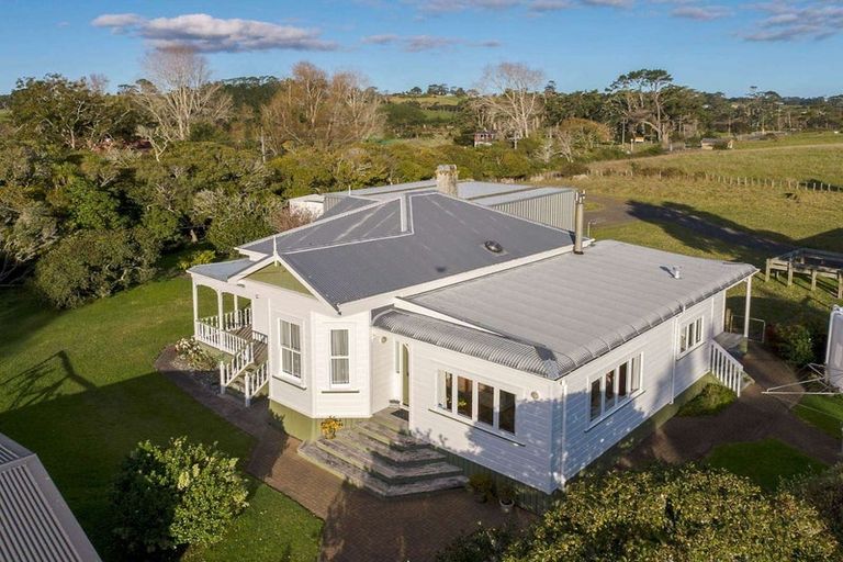 Photo of property in 290 Waitakere Road, Taupaki, 0782