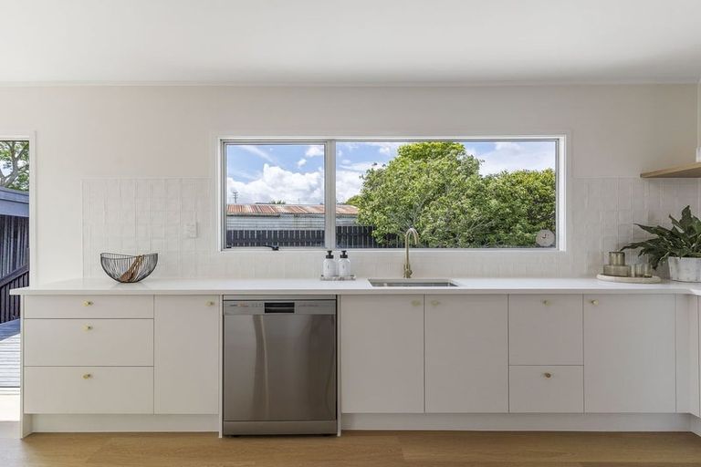 Photo of property in 5 Moxham Grove, Massey, Auckland, 0614