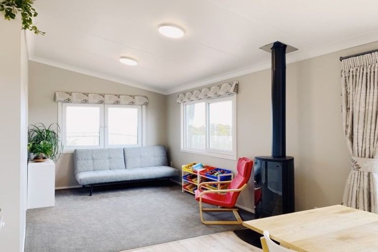 Photo of property in 18 Monaco Grove, Fitzherbert, Palmerston North, 4410
