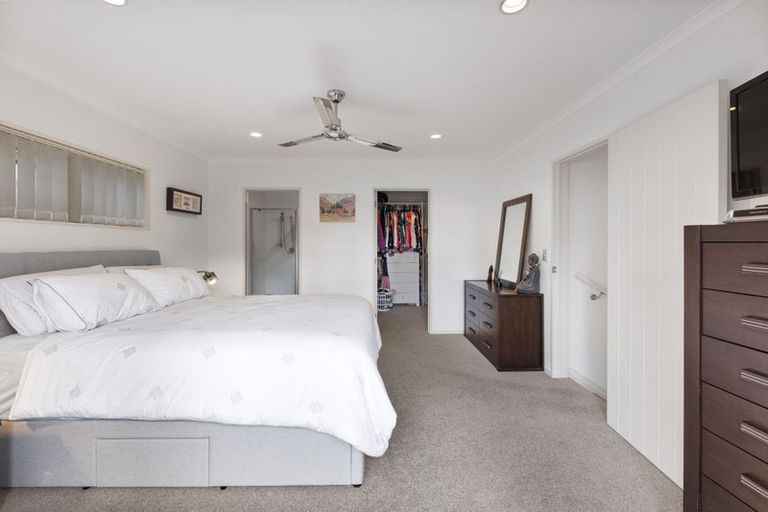 Photo of property in 16 Fernloche Place, Flat Bush, Auckland, 2016