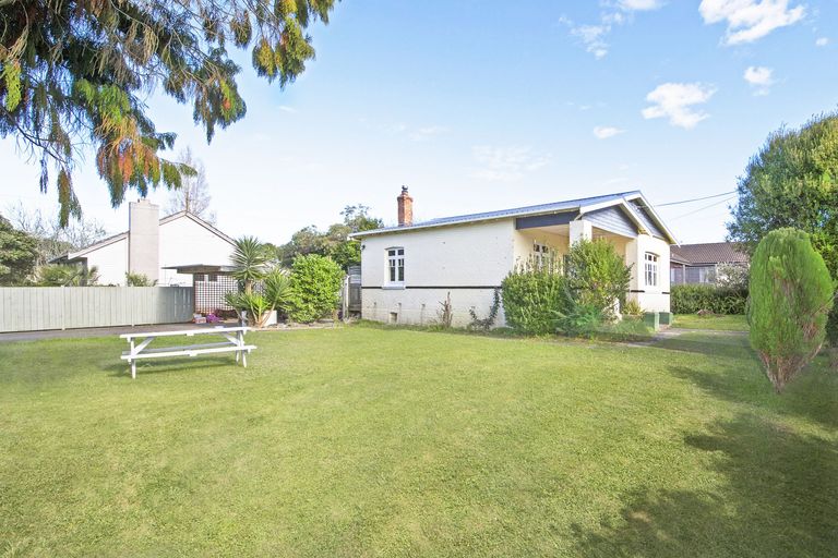 Photo of property in 2 Rewa Street, New Lynn, Auckland, 0600