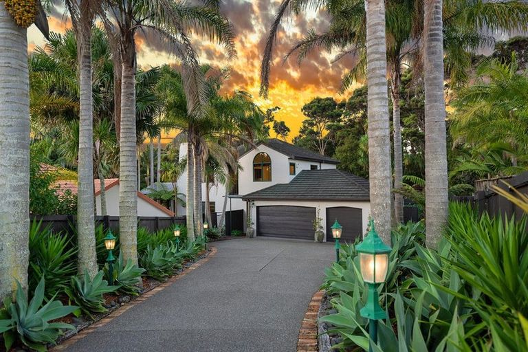 Photo of property in 28 Tyrico Close, Unsworth Heights, Auckland, 0632