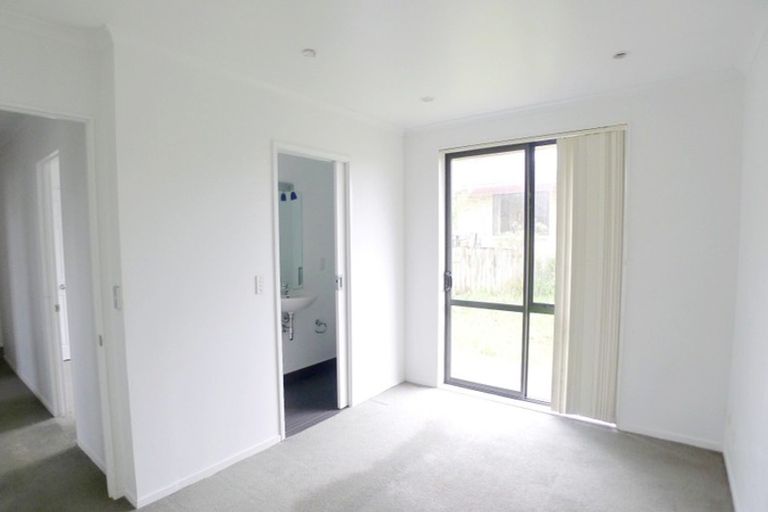 Photo of property in 9 Plumstead Rise, Glen Eden, Auckland, 0602