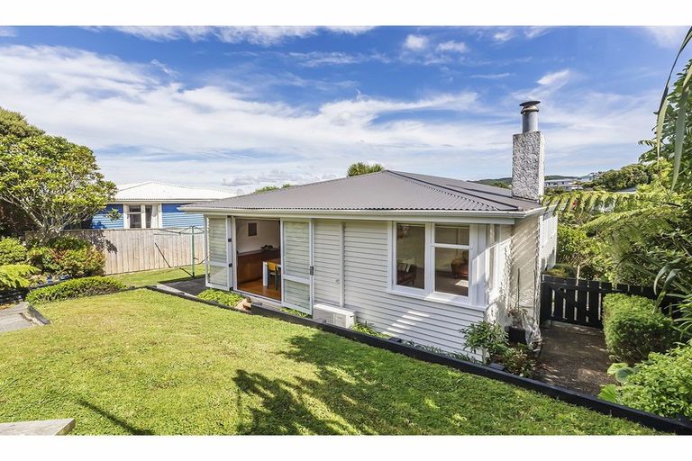 Photo of property in 69 Salford Street, Newlands, Wellington, 6037