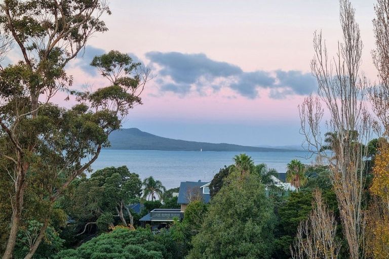 Photo of property in 39 Eastcliffe Road, Castor Bay, Auckland, 0620