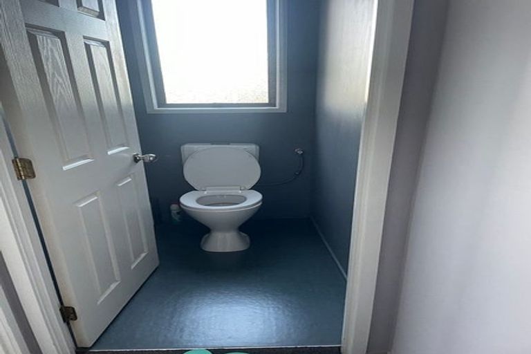 Photo of property in 136 Luckens Road, West Harbour, Auckland, 0618