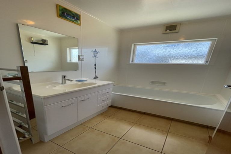 Photo of property in 76 Stewart Drive, Newlands, Wellington, 6037