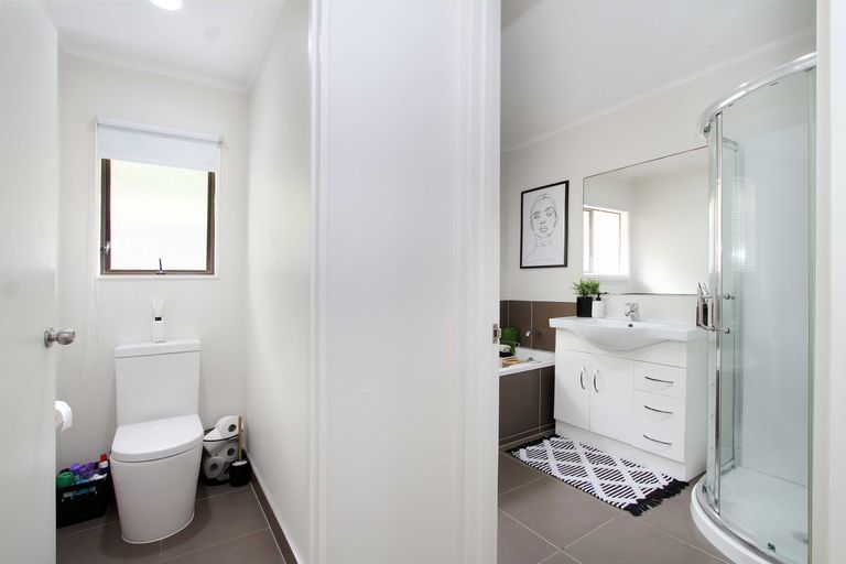 Photo of property in 1/27 Sovereign Place, Glenfield, Auckland, 0629