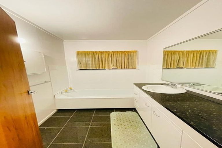 Photo of property in 1 Sovereign Place, Glenfield, Auckland, 0629