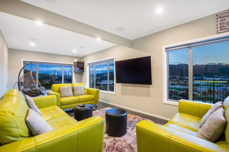 Photo of property in 10 Omaka Place, Aotea, Porirua, 5024