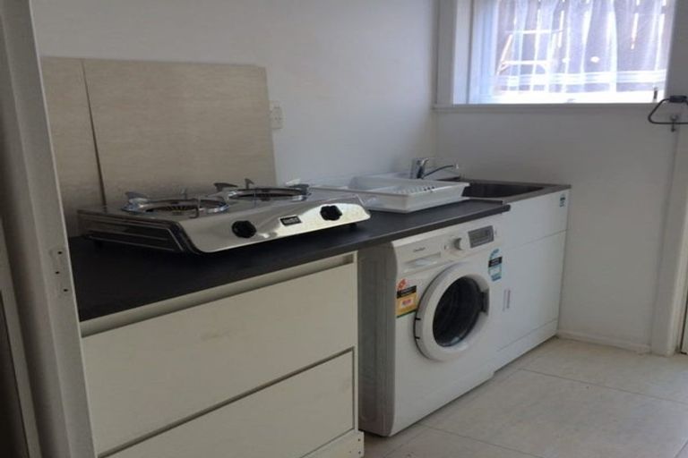 Photo of property in 2 Easton Park Parade, Glenfield, Auckland, 0629