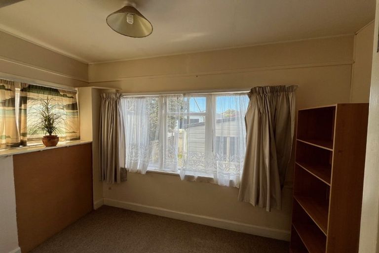 Photo of property in 21 Puru Crescent, Lyall Bay, Wellington, 6022