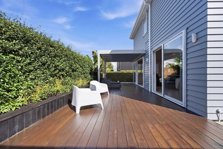 Photo of property in 17a Lake Pupuke Drive, Takapuna, Auckland, 0622