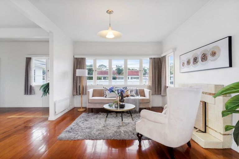 Photo of property in 61 Lyons Avenue, Murrays Bay, Auckland, 0630