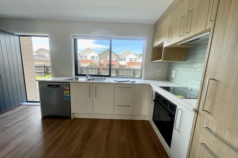 Photo of property in 2 Mikoikoi Crescent, Mangere Bridge, Auckland, 2022