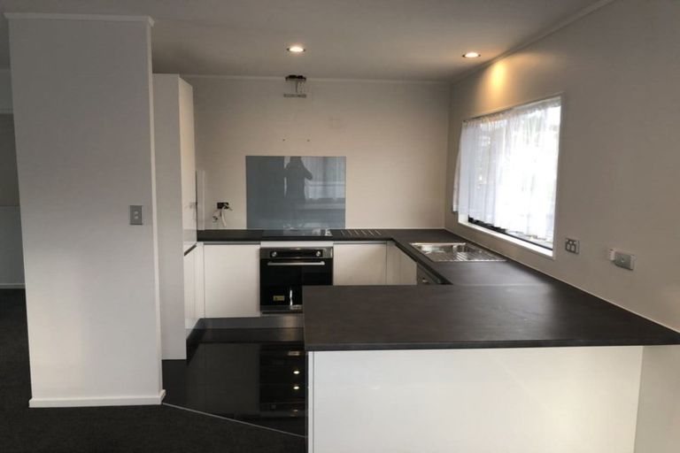Photo of property in 1 Ryden Place, Glen Eden, Auckland, 0602