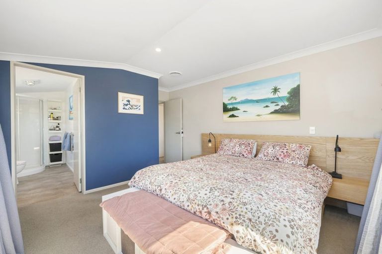 Photo of property in 63 Glanmire Road, Newlands, Wellington, 6037