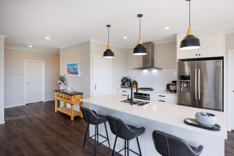 Photo of property in 16 Cyprus Place, Fitzherbert, Palmerston North, 4410