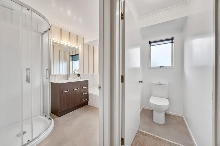 Photo of property in 13 Bridgehead Cove, West Harbour, Auckland, 0618