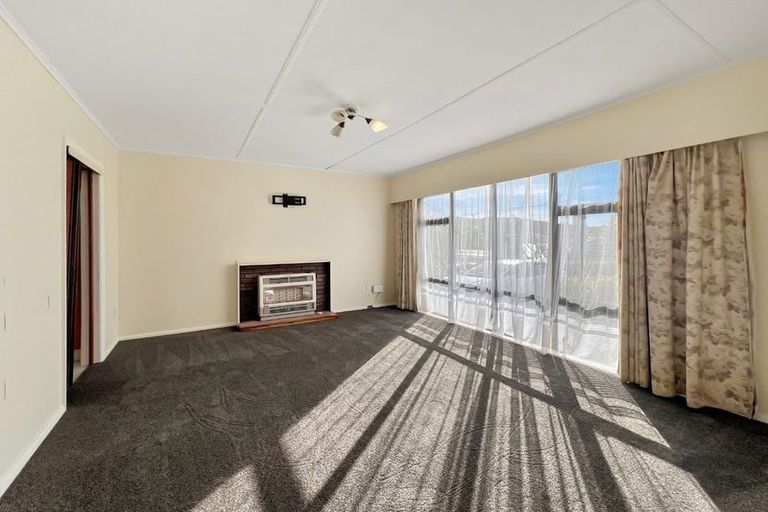 Photo of property in 27 Wainuiomata Road, Wainuiomata, Lower Hutt, 5014