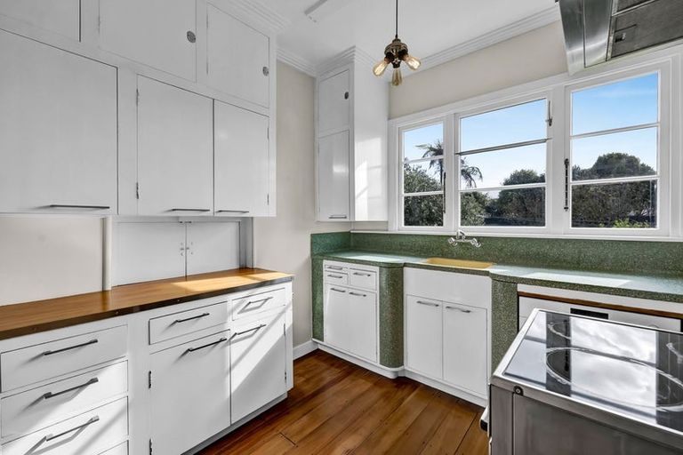 Photo of property in 230 South Road, Hawera, 4610