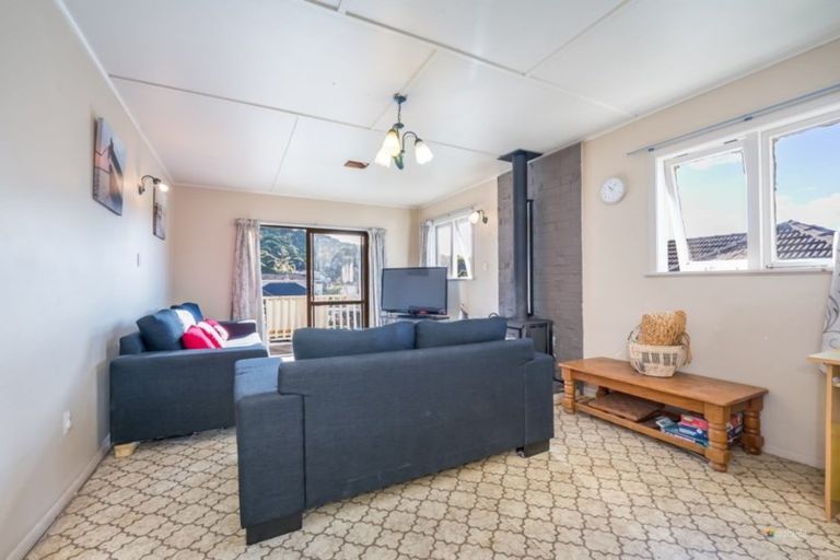 Photo of property in 15 Gardiner Grove, Wainuiomata, Lower Hutt, 5014