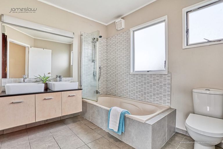 Photo of property in 28 Reynella Drive, Massey, Auckland, 0614