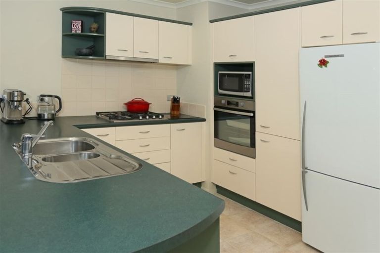 Photo of property in 8 Graven Court, Henderson, Auckland, 0612