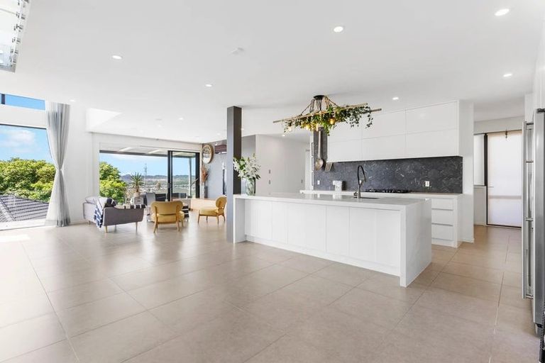 Photo of property in 13 Bartells Drive, Goodwood Heights, Auckland, 2105