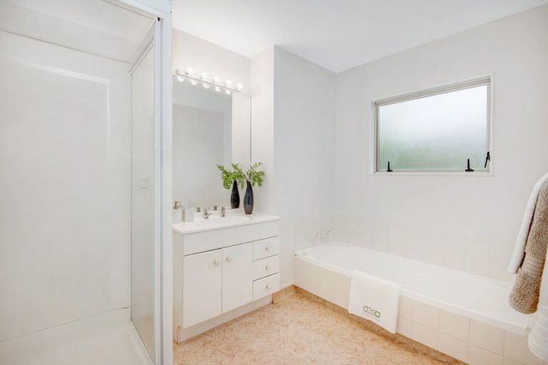 Photo of property in 12 Mandeville Place, Unsworth Heights, Auckland, 0632