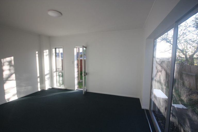 Photo of property in 3/104 East Coast Road, Forrest Hill, Auckland, 0620