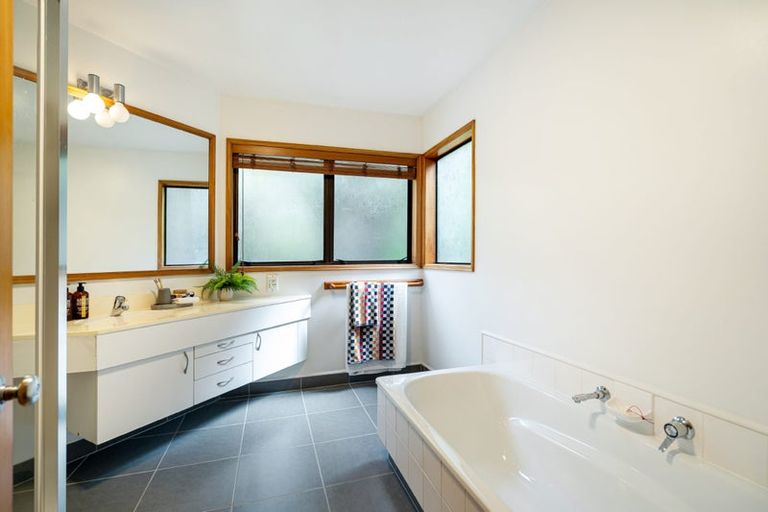 Photo of property in 15 Trelawny Place, Hillcrest, Auckland, 0627