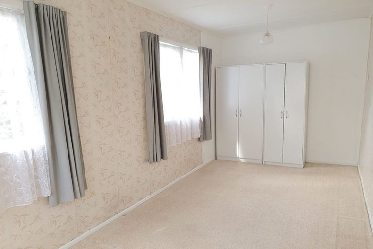 Photo of property in 10 Red Hills Road, Massey, Auckland, 0614