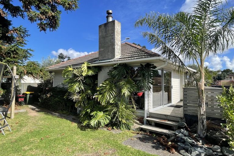 Photo of property in 28 Durham Street, Te Atatu Peninsula, Auckland, 0610