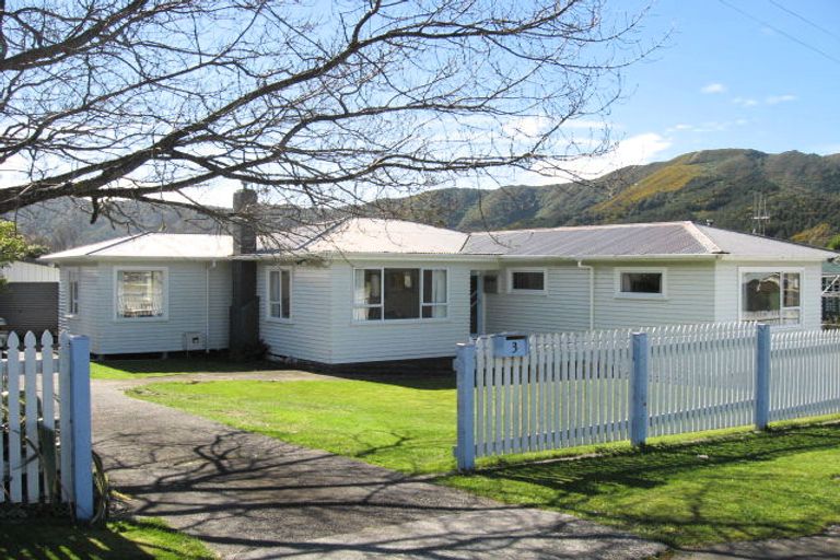 Photo of property in 3 Kent Street, Wainuiomata, Lower Hutt, 5014