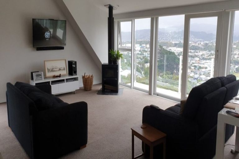 Photo of property in 24 Nevay Road, Karaka Bays, Wellington, 6022