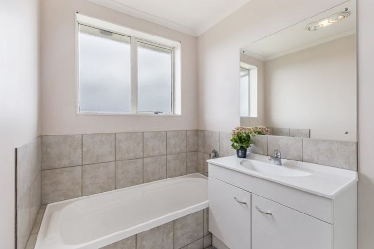 Photo of property in 18 Piriti Place, Weymouth, Auckland, 2103