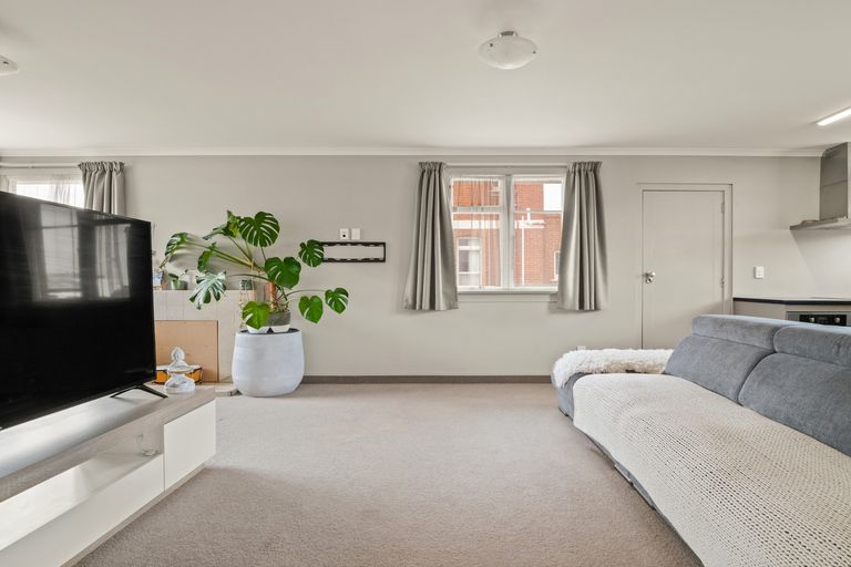 Photo of property in 73 Macandrew Road, South Dunedin, Dunedin, 9012
