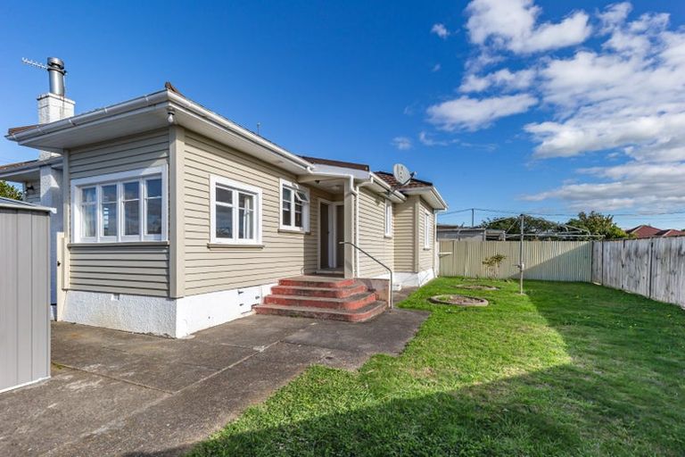 Photo of property in 13 Winchester Street, Levin, 5510