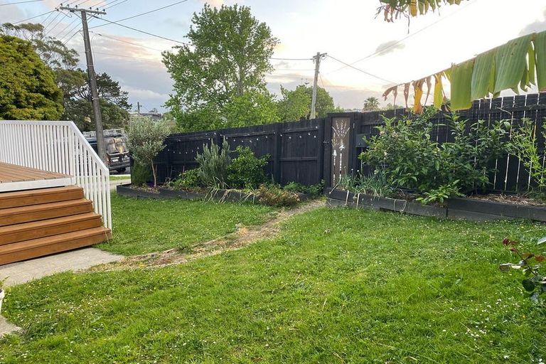 Photo of property in 12 Poto Street, Te Atatu South, Auckland, 0610